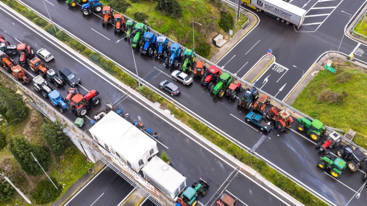 Ουρές αυτοκινήτων και εκτροπές που συνεχίζονται. Γολγοθάς αναμένεται να είναι η έξοδος για τους εκδρομείς των Χριστουγέννων