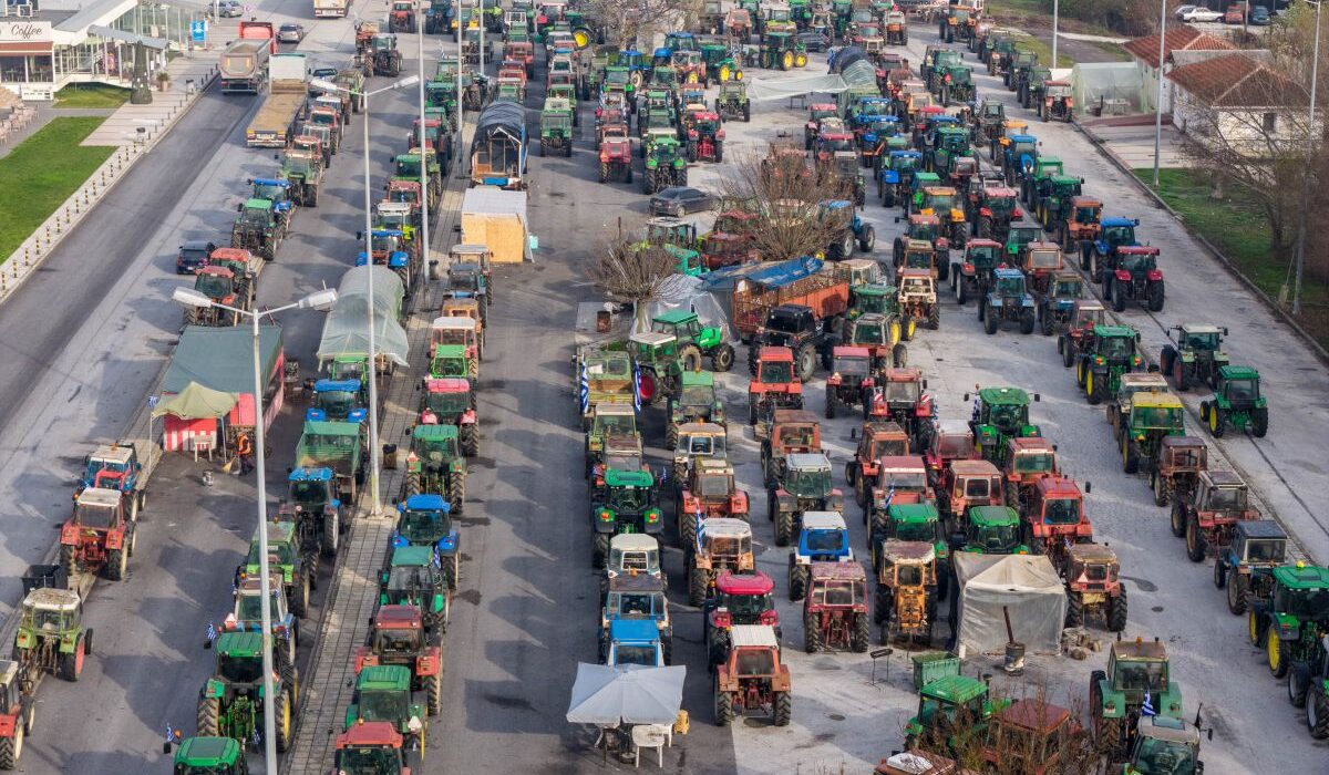 Η κυβέρνηση απαντά ότι 20 από τα 27 αιτήματα των αγροτών έχουν ικανοποιηθεί. Τι αλλάζει στα μπλόκα το Σαββατοκύριακο.