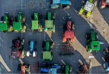 Τις τελευταίες ώρες, η ανησυχία εντείνεται στην πρωτεύουσα, καθώς πληροφορίες από μπλόκα στη Στερεά Ελλάδα και την Πελοπόννησο