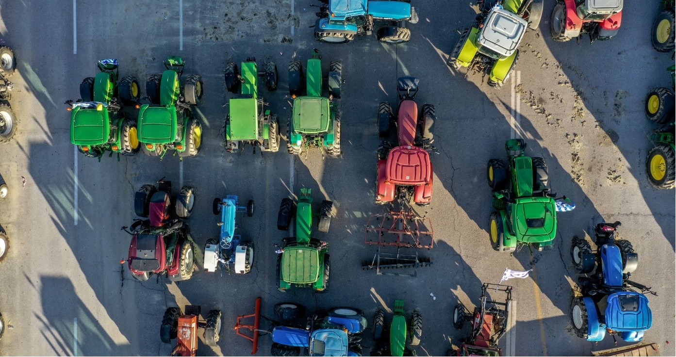 Τις τελευταίες ώρες, η ανησυχία εντείνεται στην πρωτεύουσα, καθώς πληροφορίες από μπλόκα στη Στερεά Ελλάδα και την Πελοπόννησο