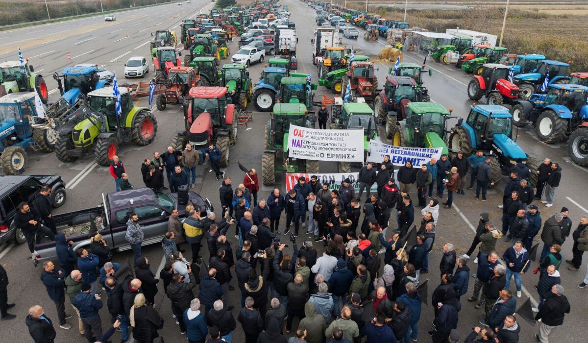 Στα χέρια του πρωθυπουργού βρίσκεται πλέον το πλήρες πλαίσιο διεκδικήσεων των αγροτών, καθώς η αντιπαράθεση με την κυβέρνηση