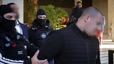 Οι Αρχές συνεχίζουν την έρευνα για τη διπλή δολοφονία στη Φοινικούντα, επικεντρώνοντας την προσοχή τους σε έναν 30χρονο συνεργό