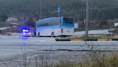 Τροχαίο ατύχημα σημειώθηκε το πρωί της Πέμπτης, όταν λεωφορείο στο οποίο επέβαιναν 40 εργαζόμενοι στη ΔΕΗ εξετράπη της πορείας του.