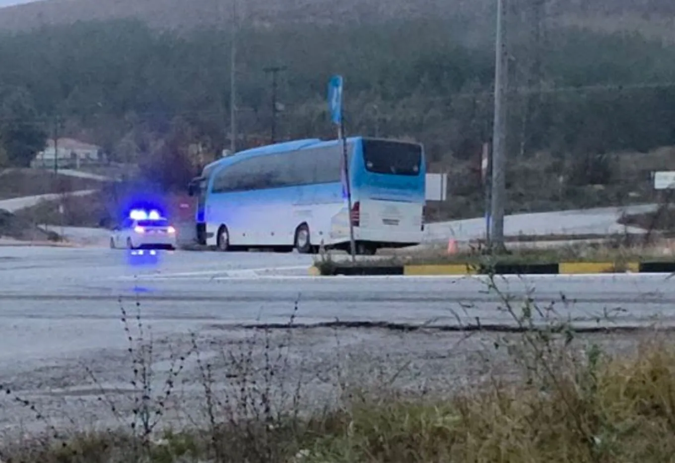 Τροχαίο ατύχημα σημειώθηκε το πρωί της Πέμπτης, όταν λεωφορείο στο οποίο επέβαιναν 40 εργαζόμενοι στη ΔΕΗ εξετράπη της πορείας του.