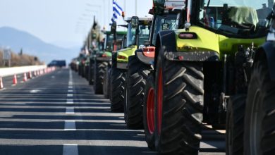 Ένα βίντεο που κάνει τον γύρο των social media προκαλεί αλγεινή εντύπωση, καθώς δείχνει τους αγρότες να επιτρέπουν σε πολίτες