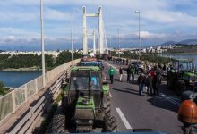Σε νέα, πιο δυναμική φάση πέρασαν σήμερα, οι κινητοποιήσεις των αγροτών της Εύβοιας, οι οποίοι προχώρησαν σε αιφνιδιαστικό αποκλεισμό