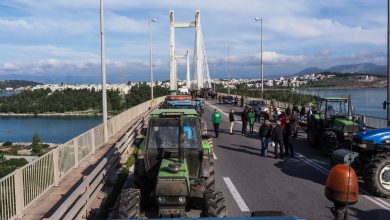 Σε νέα, πιο δυναμική φάση πέρασαν σήμερα, οι κινητοποιήσεις των αγροτών της Εύβοιας, οι οποίοι προχώρησαν σε αιφνιδιαστικό αποκλεισμό
