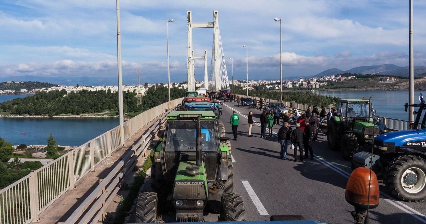 Σε νέα, πιο δυναμική φάση πέρασαν σήμερα, οι κινητοποιήσεις των αγροτών της Εύβοιας, οι οποίοι προχώρησαν σε αιφνιδιαστικό αποκλεισμό