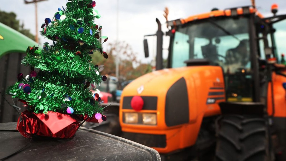 Οι αγρότες εμφανίζονται αποφασισμένοι να συνεχίσουν τις κινητοποιήσεις τους, προειδοποιώντας για Χριστούγεννα στους δρόμους