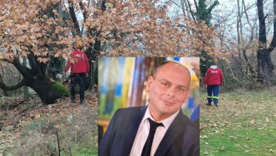 Οι έρευνες για τον εντοπισμό του διοικητή του πυροσβεστικού κλιμακίου στα Άνω Πορόια Σερρών είναι σε πλήρη εξέλιξη για δεύτερη μέρα (25/12/2025).