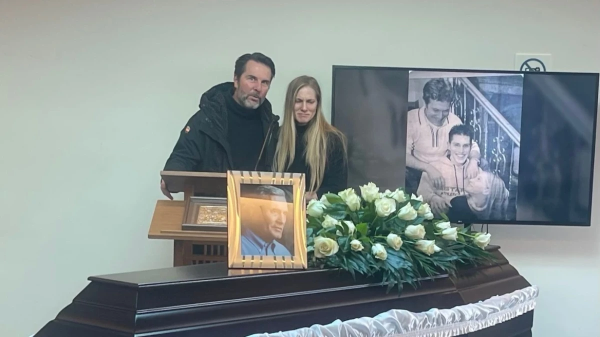 Με το αγαπημένο του τραγούδι, «Του Αιγαίου τα μπλουζ», είπαν το τελευταίο αντίο στον Αλμπέρτο Εσκενάζυ συγγενείς