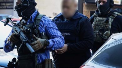 Στα δικαστήρια του Πειραιά οδηγήθηκαν σήμερα οι πέντε συλληφθέντες, οι οποίοι κρατούνταν μέχρι πρότινος στη ΓΑΔΑ