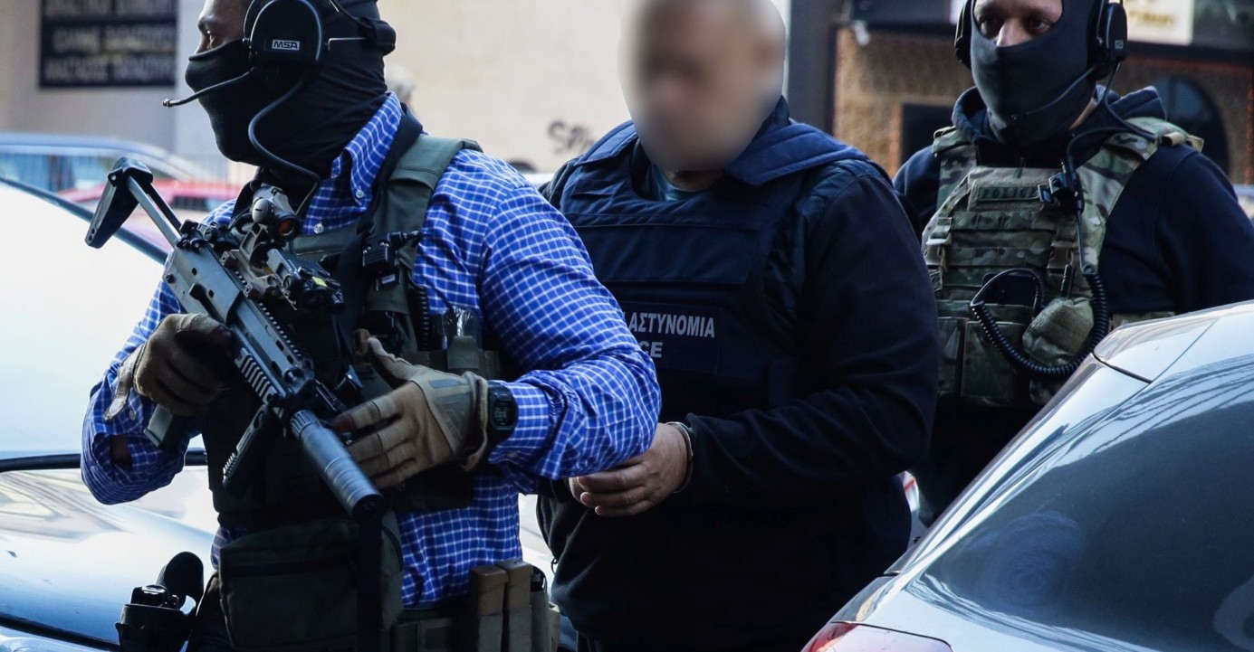 Στα δικαστήρια του Πειραιά οδηγήθηκαν σήμερα οι πέντε συλληφθέντες, οι οποίοι κρατούνταν μέχρι πρότινος στη ΓΑΔΑ