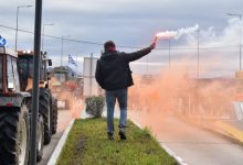 Οι αγροτικές κινητοποιήσεις περνούν πλέον σε φάση γενικευμένης έντασης, με μπλόκα να απλώνονται σε όλη τη χώρα.