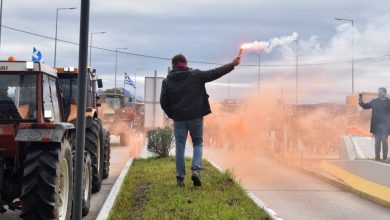 Οι αγροτικές κινητοποιήσεις περνούν πλέον σε φάση γενικευμένης έντασης, με μπλόκα να απλώνονται σε όλη τη χώρα.