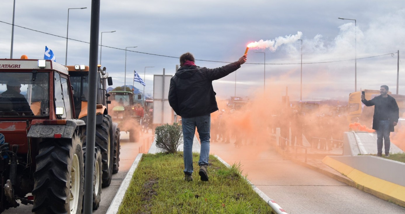 Οι αγροτικές κινητοποιήσεις περνούν πλέον σε φάση γενικευμένης έντασης, με μπλόκα να απλώνονται σε όλη τη χώρα.