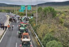 Οι αγρότες σε ολόκληρη τη χώρα συνεχίζουν ακάθεκτοι τις κινητοποιήσεις τους, ξεκαθαρίζοντας ότι δεν πρόκειται να αποχωρήσουν από τα μπλόκα
