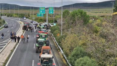 Οι αγρότες σε ολόκληρη τη χώρα συνεχίζουν ακάθεκτοι τις κινητοποιήσεις τους, ξεκαθαρίζοντας ότι δεν πρόκειται να αποχωρήσουν από τα μπλόκα