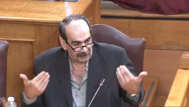 Ενώ αρχικά απειλούσε ότι θα πάει στη Βουλή με...σορούς από φακέλους και θα τους κάνει όλους να κρυφτούν, τελικά ο περιβόητος "Φραπές", Γιώργος Ξυλούρης,