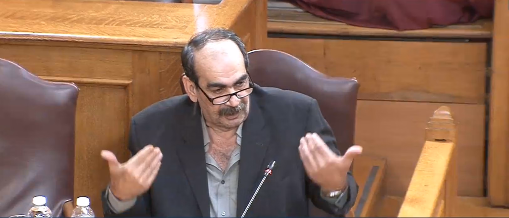 Ενώ αρχικά απειλούσε ότι θα πάει στη Βουλή με...σορούς από φακέλους και θα τους κάνει όλους να κρυφτούν, τελικά ο περιβόητος "Φραπές", Γιώργος Ξυλούρης,