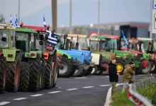Οι αγρότες συνεχίζουν για ακόμη μία ημέρα τις δυναμικές κινητοποιήσεις τους, ενισχύοντας τα μπλόκα σε καίρια σημεία του Έβρου αλλά και