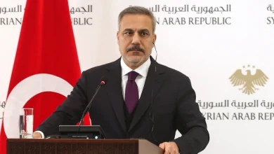 Η αμηχανία του Τούρκου υπουργού Εξωτερικών ήταν εμφανής, καθώς συνέχισε να μιλά για λίγα δευτερόλεπτα ενώ το μικρόφωνό του