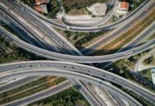 Αυξήσεις στις χρεώσεις των διοδίων φέρνει το 2026 για έξι κατηγορίες οχημάτων στην Αττική Οδό, με τις επιβαρύνσεις να κυμαίνονται