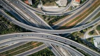 Αυξήσεις στις χρεώσεις των διοδίων φέρνει το 2026 για έξι κατηγορίες οχημάτων στην Αττική Οδό, με τις επιβαρύνσεις να κυμαίνονται