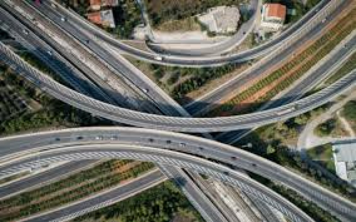 Αυξήσεις στις χρεώσεις των διοδίων φέρνει το 2026 για έξι κατηγορίες οχημάτων στην Αττική Οδό, με τις επιβαρύνσεις να κυμαίνονται