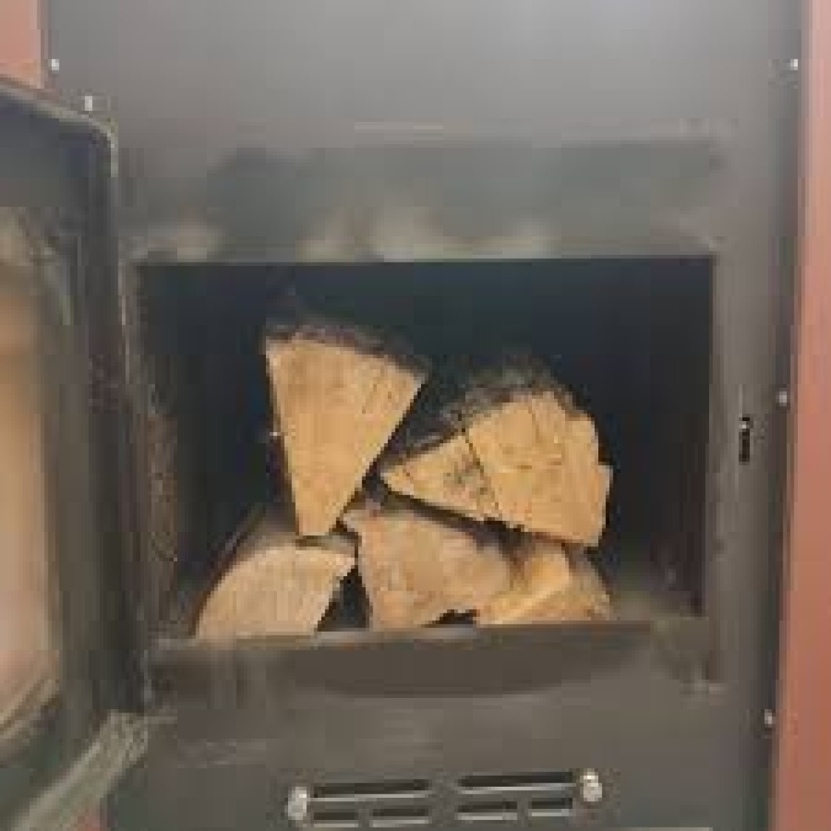 Μια οικογενειακή τραγωδία συγκλονίζει την Κρύα Βρύση Καλαμπάκας, καθώς δυο ηλικιωμένα αδέρφια βρέθηκαν νεκρά μέσα στο σπίτι τους