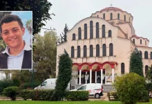 Σε μια μουντή, βροχερή ημέρα του Δεκέμβρη, συγγενείς και φίλοι συγκεντρώθηκαν για να συνοδεύσουν στο τελευταίο του ταξίδι