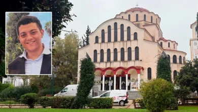 Σε μια μουντή, βροχερή ημέρα του Δεκέμβρη, συγγενείς και φίλοι συγκεντρώθηκαν για να συνοδεύσουν στο τελευταίο του ταξίδι