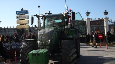 Αγρότες από όλη τη Βόρεια Ελλάδα συγκεντρώνονται σήμερα στο λιμάνι της Θεσσαλονίκης, παρά τις προσπάθειες των αρχών να περιορίσουν