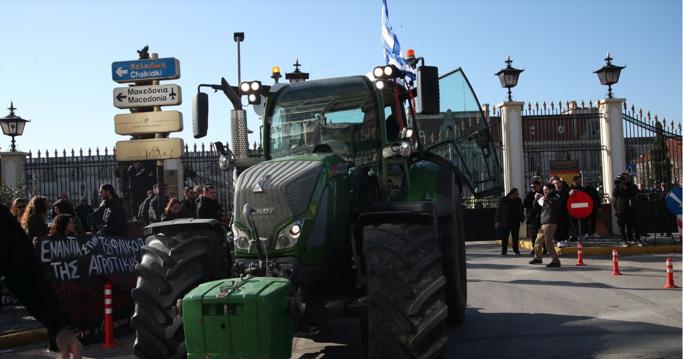 Αγρότες από όλη τη Βόρεια Ελλάδα συγκεντρώνονται σήμερα στο λιμάνι της Θεσσαλονίκης, παρά τις προσπάθειες των αρχών να περιορίσουν