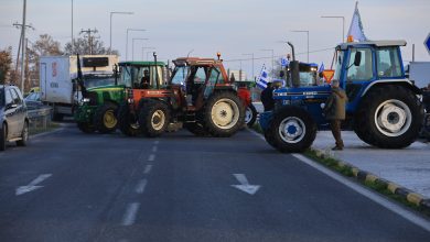 Αμετακίνητοι και αποφασισμένοι να εντείνουν τις κινητοποιήσεις τους εμφανίζονται οι αγρότες σε ολόκληρη τη χώρα