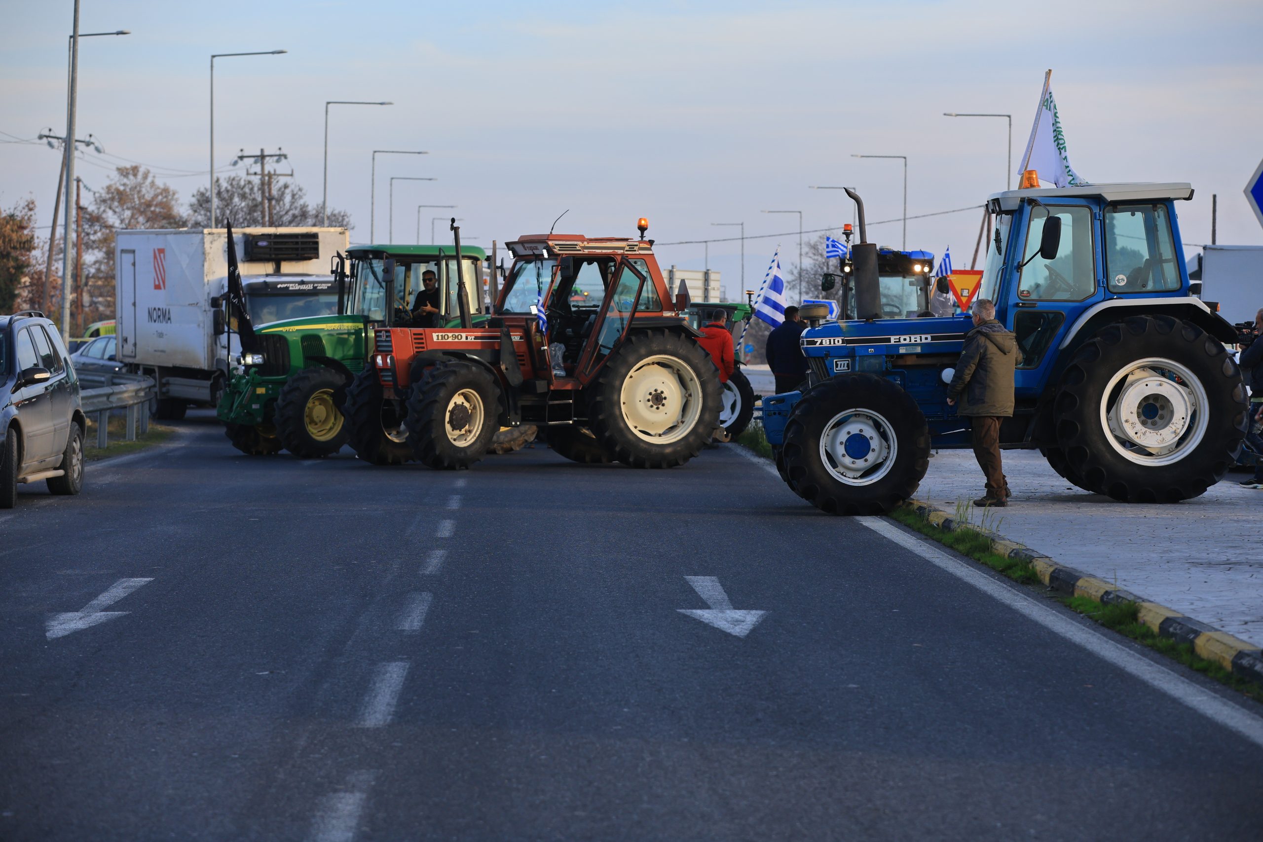 Αμετακίνητοι και αποφασισμένοι να εντείνουν τις κινητοποιήσεις τους εμφανίζονται οι αγρότες σε ολόκληρη τη χώρα