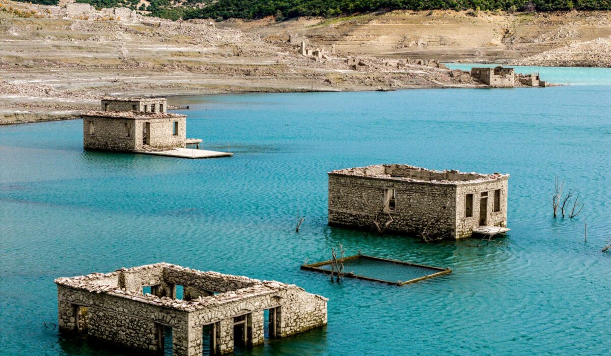 Η Αττική αντιμετωπίζει τη σοβαρότερη κρίση λειψυδρίας των τελευταίων τριών δεκαετιών, με τα υδάτινα αποθέματα στους κύριους ταμιευτήρες