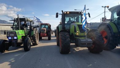 «Έσπασε» το μπλόκο στα Πράσινα Φανάρια στη Θεσσαλονίκη, καθώς ομάδα αγροτών αποχώρησε, μεταφέροντας τα τρακτέρ τους