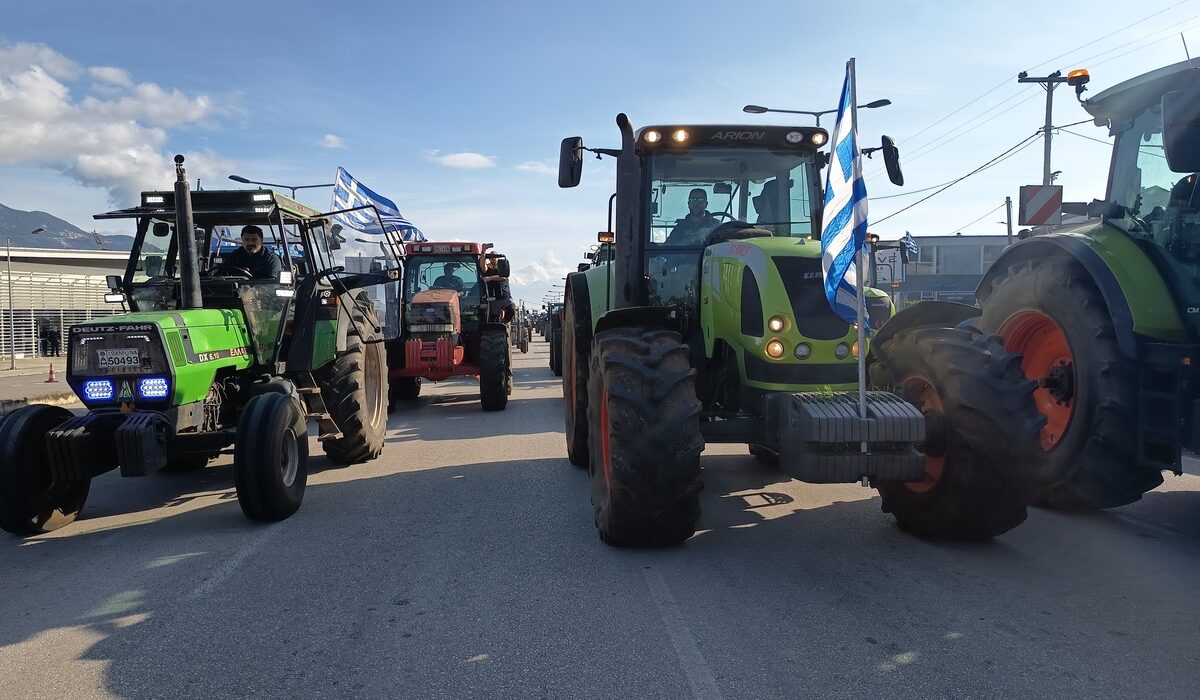 «Έσπασε» το μπλόκο στα Πράσινα Φανάρια στη Θεσσαλονίκη, καθώς ομάδα αγροτών αποχώρησε, μεταφέροντας τα τρακτέρ τους