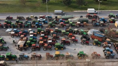 Σε κρίσιμο σημείο βρίσκονται οι αγροτικές κινητοποιήσεις, καθώς οι αγρότες στα μπλόκα φαίνεται να διχάζονται ανάμεσα σε δύο