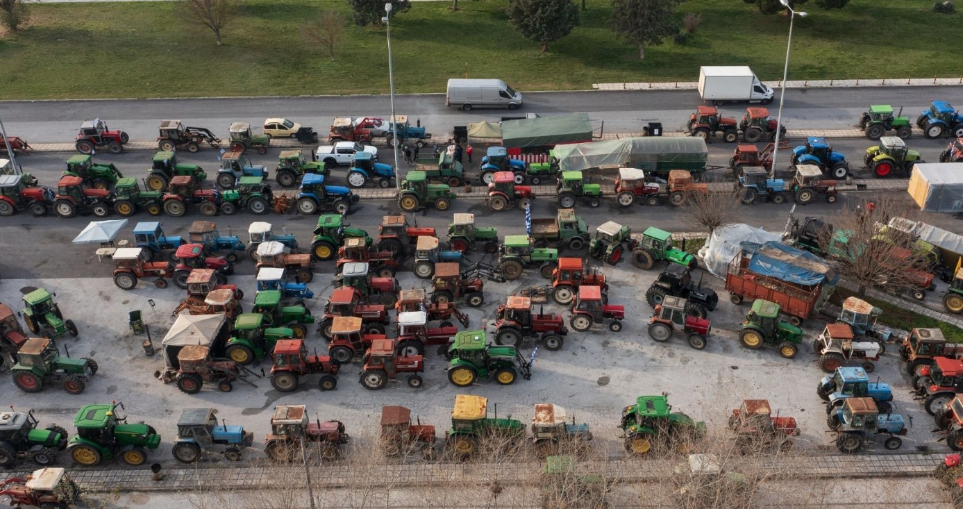 Σε κρίσιμο σημείο βρίσκονται οι αγροτικές κινητοποιήσεις, καθώς οι αγρότες στα μπλόκα φαίνεται να διχάζονται ανάμεσα σε δύο