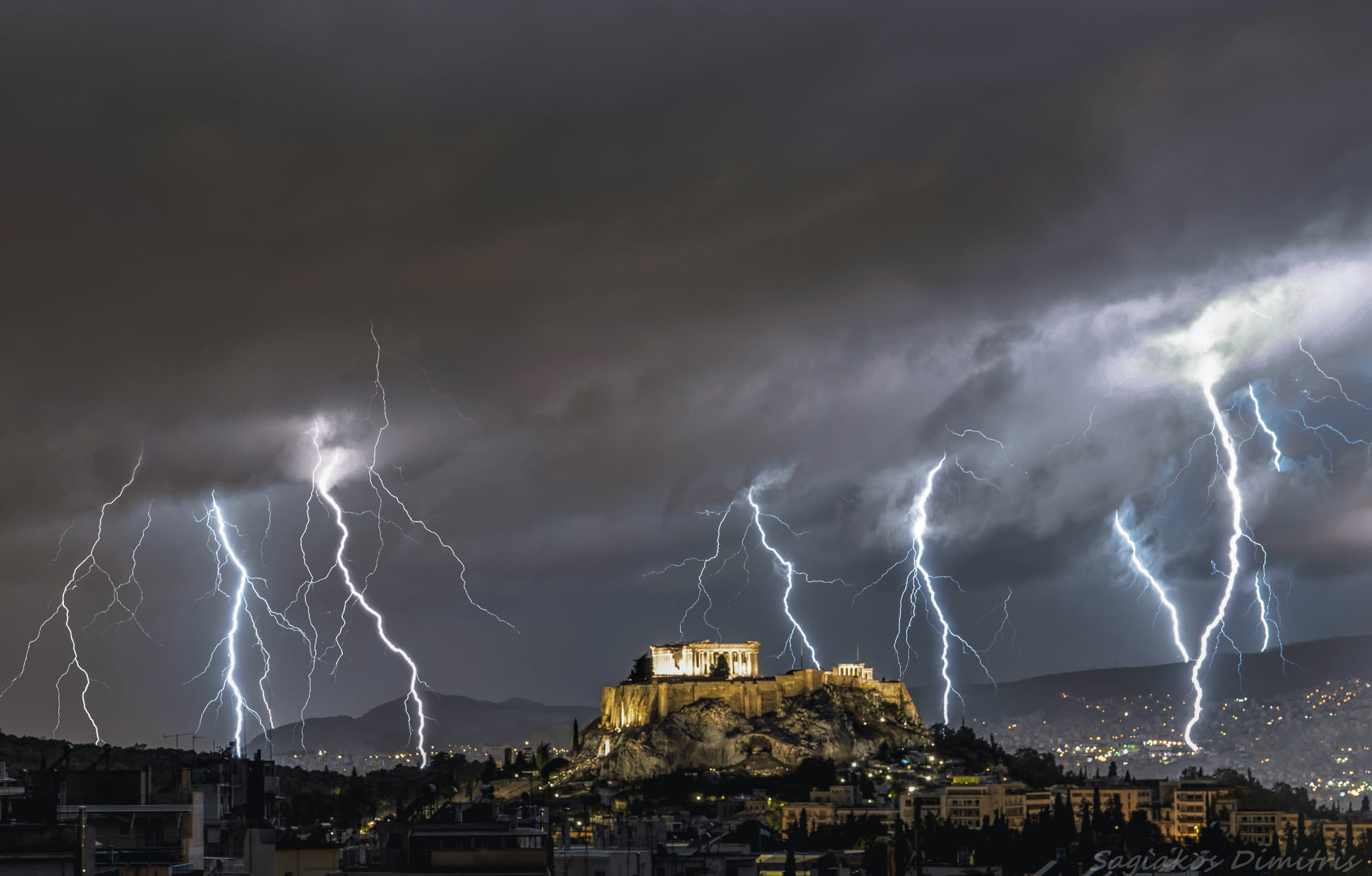 Αλλάζει ραγδαία ο καιρός από αύριο, Τετάρτη με μία… κανονική κακοκαιρία να είναι προ των πυλών.