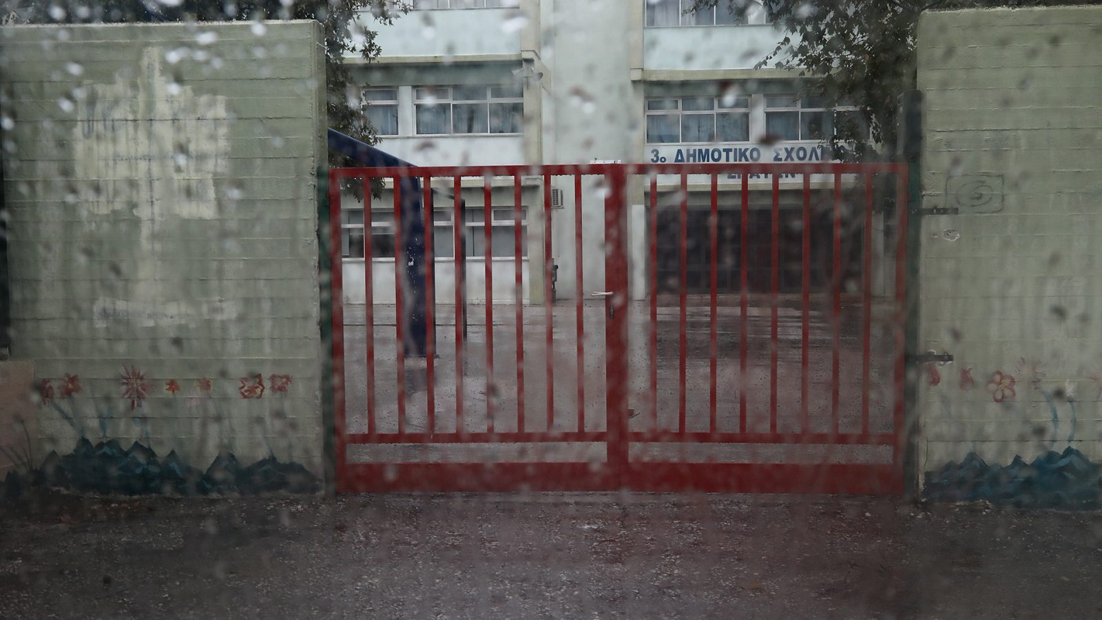 Κλειστά θα παραμείνουν αύριο Παρασκευή (05/12/25) όλα τα σχολεία της Αττικής λόγω της κακοκαιρίας Byron.