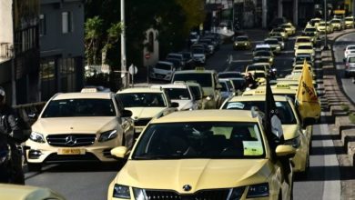 Συνεχίζουν τις κινητοποιήσεις οι οδηγοί των ταξί, αφήνοντας ανοιχτό το ενδεχόμενο να πάνε και σε απεργία διαρκείας.