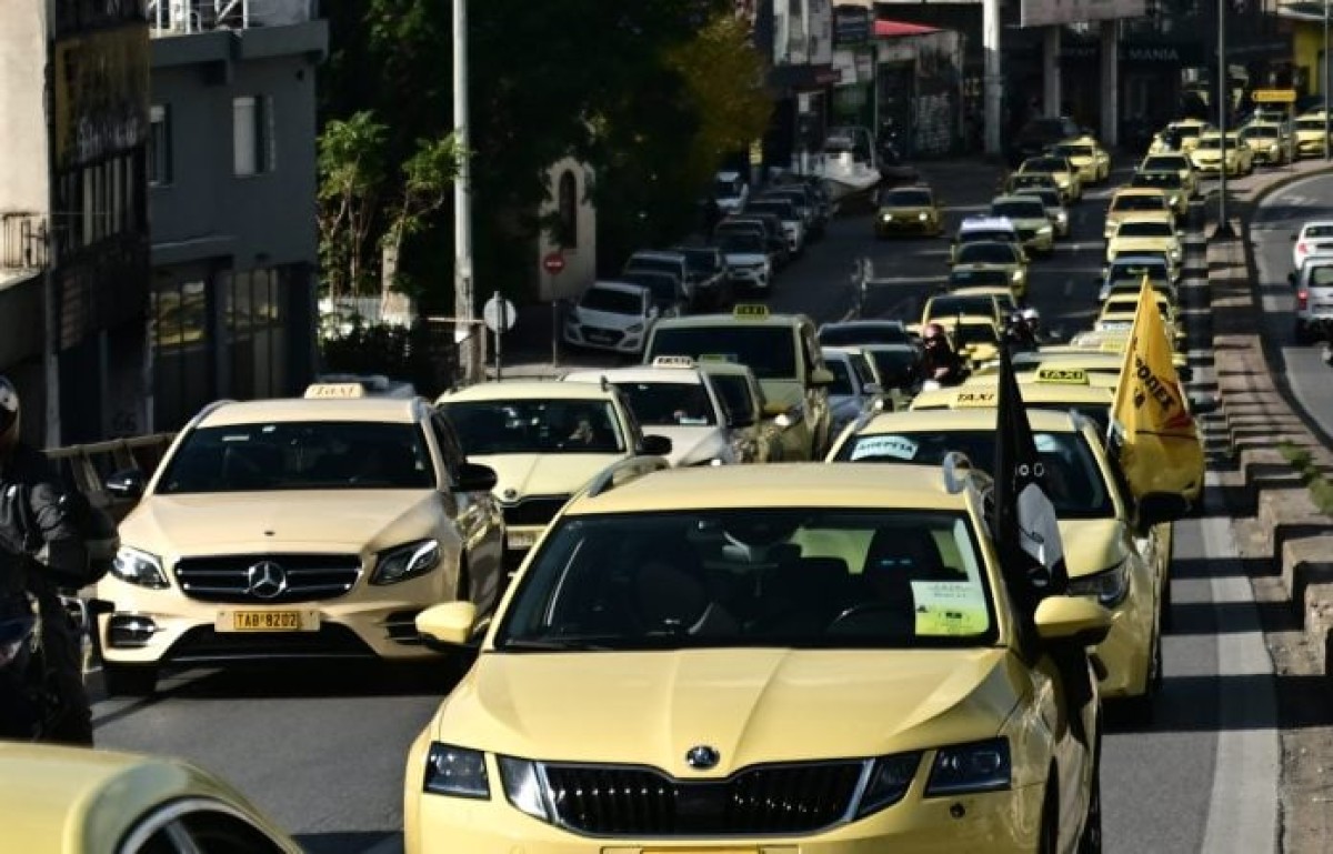 Συνεχίζουν τις κινητοποιήσεις οι οδηγοί των ταξί, αφήνοντας ανοιχτό το ενδεχόμενο να πάνε και σε απεργία διαρκείας.