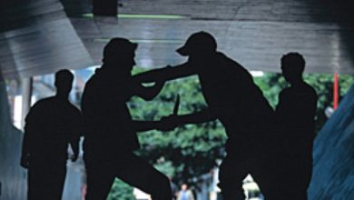 Με ένα ύπουλο διαδικτυακό δόλωμα, όπου εμφανιζόταν μια κοπέλα, δύο έφηβοι έστησαν ενέδρα σε έναν 14χρονο στο Χολαργό, τραυματίζοντάς