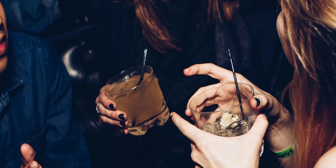 Η Ελληνική Αστυνομία ξεκίνησε την επιχείρηση «νυχτερινός ποιμένας» για την προστασία ανηλίκων-Συλλήψεις για παράνομη είσοδο στα μπαρ