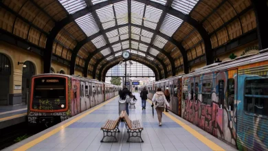 Η αναβάθμιση των δεκατεσσάρων συρμών της γραμμής 1 του ΗΣΑΠ μετατρέπεται σε έναν μαραθώνιο καθυστερήσεων, με το χρονοδιάγραμμα