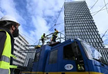 Από τον Πειραιά δόθηκε το έναυσμα για την αποξήλωση των καλωδίων των τρόλεϊ, ένα έργο που εντάσσεται στο πλαίσιο της εκτενούς