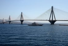 Σε εξέλιξη βρίσκονται διαπραγματεύσεις έξω από τη Γέφυρα Ρίου-Αντιρρίου, ενώ οι αγρότες αποχώρησαν πριν από λίγο από το λιμάνι